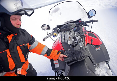 Antti, jeune guide finlandais de VisitInari, conduit une motoneige dans le désert d'Inari, Finlande Banque D'Images