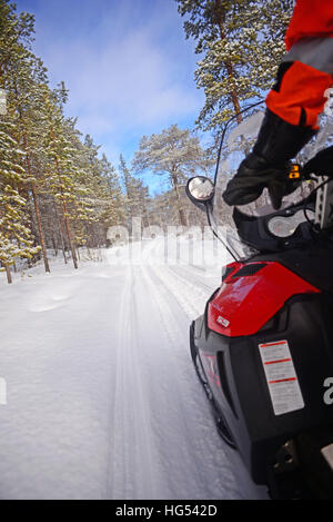 Antti, jeune guide finlandais de VisitInari, conduit une motoneige dans le désert d'Inari, Finlande Banque D'Images