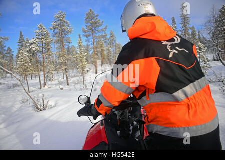 Antti, jeune guide finlandais de VisitInari, conduit une motoneige dans le désert d'Inari, Finlande Banque D'Images