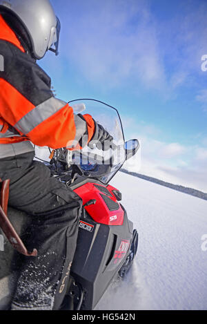 Antti, jeune guide finlandais de VisitInari, conduit une motoneige dans le désert d'Inari, Finlande Banque D'Images