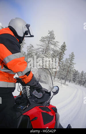 Antti, jeune guide finlandais de VisitInari, conduit une motoneige dans le désert d'Inari, Finlande Banque D'Images