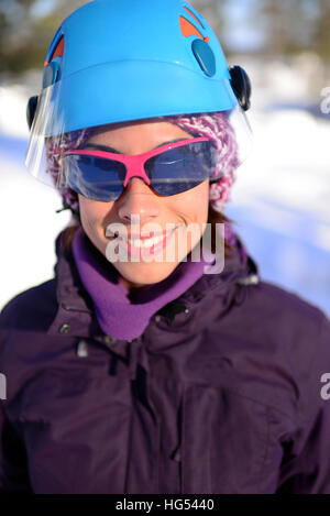 Jeune femme dans l'escalade de glace Pyhä, Laponie, Finlande Banque D'Images