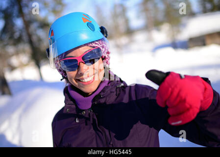 Jeune femme dans l'escalade de glace Pyh‰, Laponie, Finlande Banque D'Images