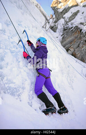 Jeune femme dans l'escalade de glace Pyhä, Laponie, Finlande Banque D'Images