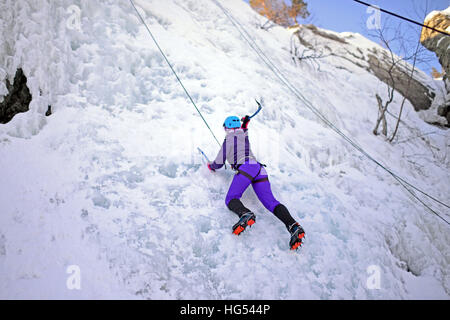 Jeune femme dans l'escalade de glace Pyha, Laponie, Finlande Banque D'Images