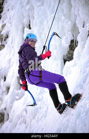 Jeune femme dans l'escalade de glace Pyhä, Laponie, Finlande Banque D'Images