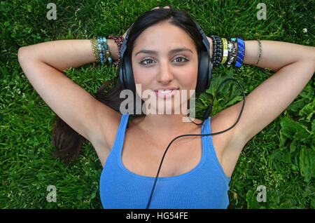 Attractive young woman listening to music in Central Park, New York City Banque D'Images