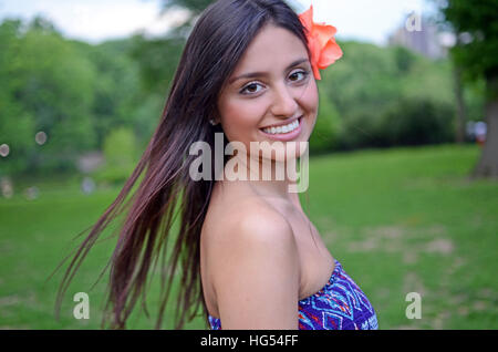 Attractive young woman in Central Park, New York City Banque D'Images