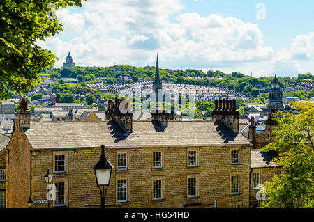 Vue sur Lancaster Lancashire England de Castle Hill avec l'Ashton Memorial à l'horizon. Banque D'Images