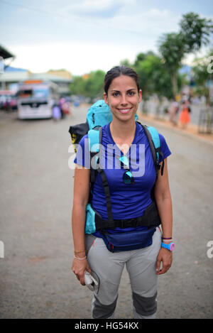 Jeune femme séduisante backpacker en Wellawaya gare routière, Sri Lanka Banque D'Images