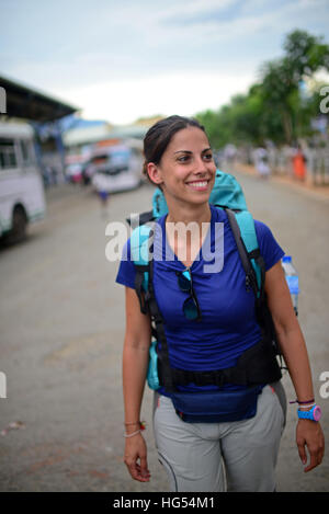 Jeune femme séduisante backpacker en Wellawaya gare routière, Sri Lanka Banque D'Images