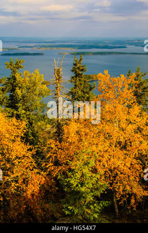 Couleurs d'automne à l'emblématique de la campagne nationale de Koli Hill (Ukko-Koli) surplombant le lac Pielinen, en Carélie, Finlande Banque D'Images