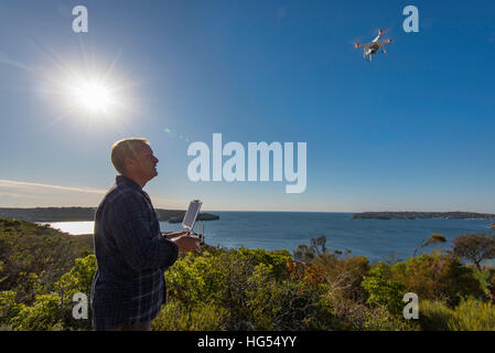 Un homme aux commandes d'un drone dans un parc de Sydney, Australie Banque D'Images