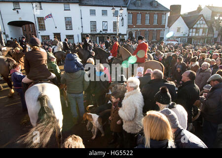 Réunion Chasse Atherstone prenant part à la place du marché Atherstone le premier lundi de la nouvelle année. Banque D'Images