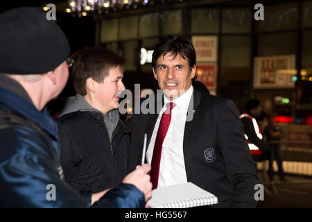 Chris Coleman, le Pays de Galles football manager à la BBC Sports Personality of the Year (SPOTY) bourses de signer des autographes Banque D'Images