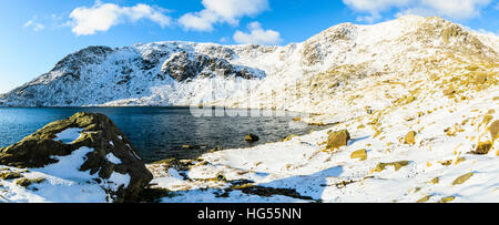 Leviers de panorama cousus de l'eau dans le Lake District à Coniston le vieil homme à gauche et droit sur les rochers des grands Comment Banque D'Images