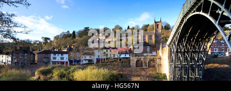 Le premier pont en fonte dans le monde, en traversant la rivière Severn, Ironbridge Ironbridge, ville, comté de Shropshire, Angleterre, Banque D'Images