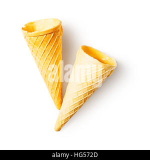 Deux vide ice cream cones Gaufre dessert sucré pour isolé sur fond blanc avec chemin de détourage, mise à plat et Vue de dessus Banque D'Images