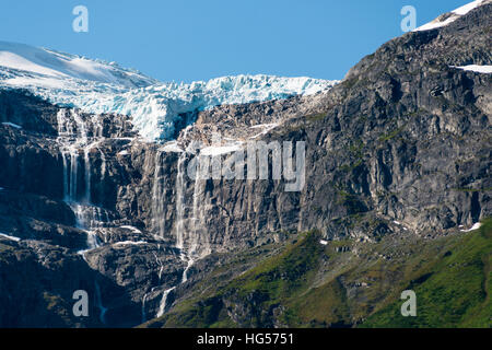 La fonte des glaciers vus de près de Lac Oldevatnet Olden, off fjord, la Norvège. Banque D'Images