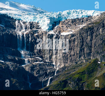 La fonte des glaciers vus de près de Lac Oldevatnet Olden, off fjord, la Norvège. Banque D'Images