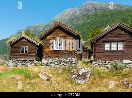 Vue sur Lac Lovatnet, une maison traditionnelle norvégienne est assis au premier plan en tête avec toit de chaume. Banque D'Images