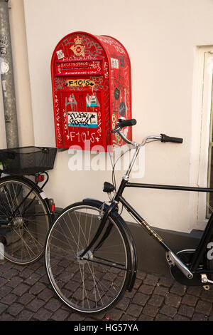 Danemark, copenhague, Furtunestraede, location garée à côté de l'écriture graffiti couverts post box Banque D'Images