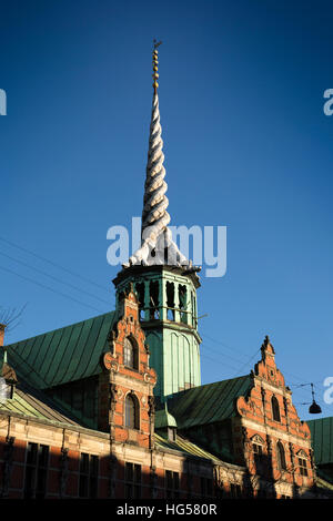 Danemark, copenhague, Slotholmsgade, twisted spire du Borsen dragon, l'ancien stock exchange Banque D'Images