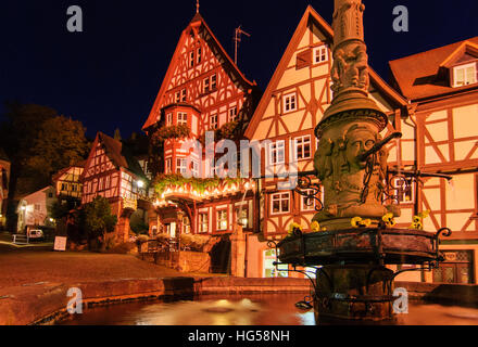 Miltenberg : maisons à pans de bois et les marchés à l'chnatterloch "fontaines" (place du marché), Unterfranken, en Basse-franconie, Bayern, Bavière, Allemagne Banque D'Images