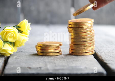 Main tenant des pièces d'or et de fleurs de Nice Banque D'Images