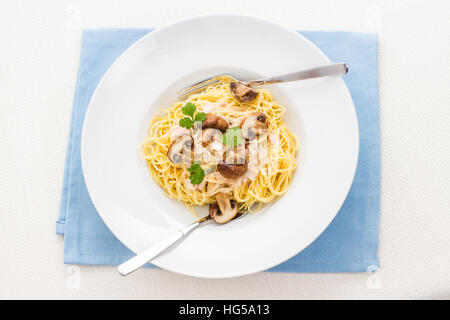 Spaghetti carbonara avec Brown en champignons bol à pâtes d'origine Banque D'Images