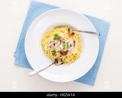 Spaghetti carbonara avec Brown en champignons bol à pâtes d'origine Banque D'Images