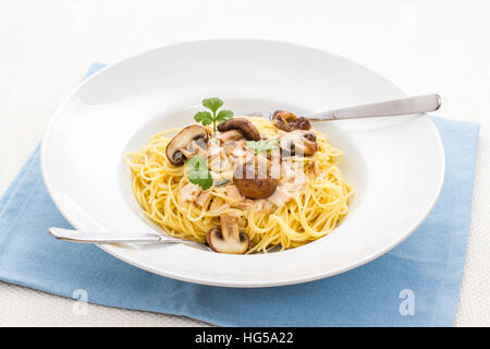 Spaghetti carbonara avec Brown en champignons bol à pâtes d'origine Banque D'Images