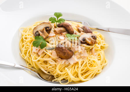 Spaghetti carbonara avec Brown en champignons bol à pâtes d'origine Banque D'Images