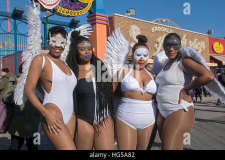 4 femmes avec des ailes d'ange blanc masques & pose pour une photo à l'ours polaire d'hiver annuel Club nager dans Coney Island Brooklyn NYC Banque D'Images