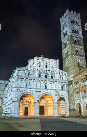 Lucques (Toscane, Italie centrale) vue nocturne de la ville. Le San Michele in Foro (basilique catholique romaine église). Façade construire au 13ème siècle. Banque D'Images