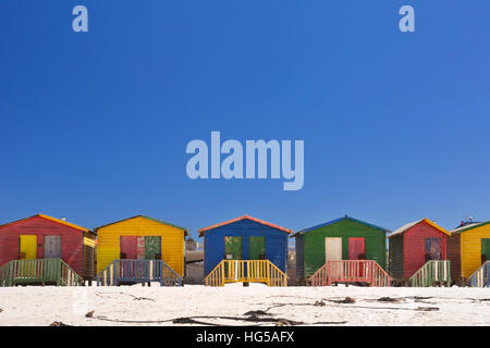 Ancien cabines colorées sur la plage à Muizenberg, en Afrique du Sud sur une journée ensoleillée. Banque D'Images