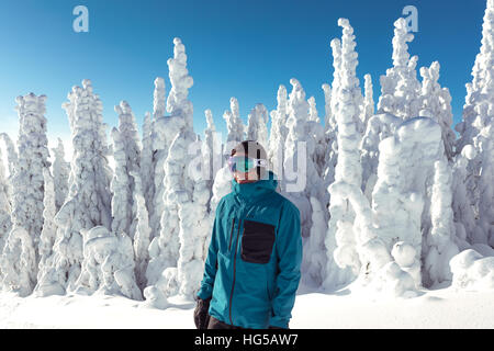 Lever du soleil sur les montagnes couvertes de neige Banque D'Images