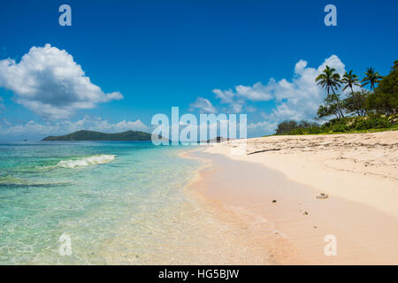 Belle plage de sable blanc sur l'Île Monuriki (Cast Away), Bay Islands, Fidji, Pacifique Sud Banque D'Images