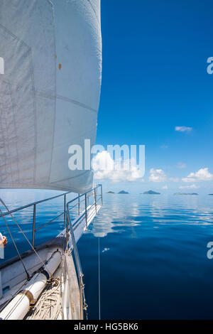 Navigation dans les eaux de la très plat Yasawa Islands, Fidji, Pacifique Sud Banque D'Images