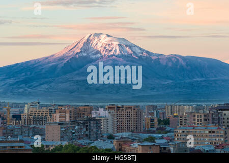 Le mont Ararat et Erevan vue de Cascade au lever du soleil, Erevan, Arménie, Asie, Asie Cemtral Banque D'Images