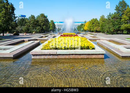 Place de la République Parc, pulvérisation d'eau de fontaine, Almaty, Kazakhstan, en Asie centrale, Asie Banque D'Images