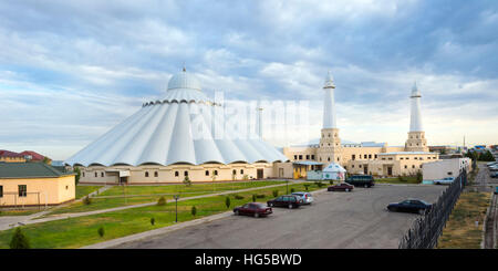 Sheikh Khalifa al Nahyan Mosquée, Shymkent, Kazakhstan, Région du Sud, l'Asie centrale, d'Asie Banque D'Images