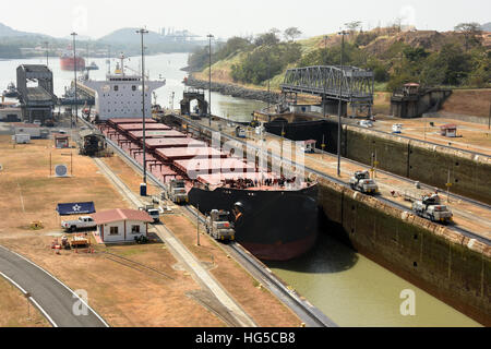 Mules électrique navire Panamax directeurs à travers Miraflores Locks sur le Canal de Panama, Panama, Amérique Centrale Banque D'Images