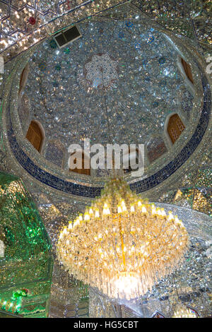 Plafond de la mosquée, Aramgah-e Shah-e-Cheragh (mausolée du roi de la lumière), Shiraz, Iran, Moyen-Orient Banque D'Images