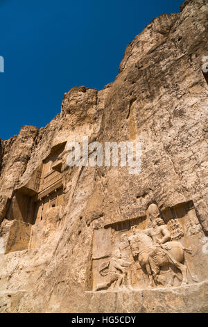 Tombe de Ataxerxes J et sculpté relief ci-dessous, de la Nécropole de Naqsh-e Rostam, près de Persepolis, Iran, Moyen-Orient Banque D'Images