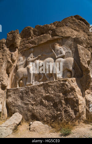 Relief sculpté de l'investiture d'Ardashir I, 224-239 AD, Nécropole de Naqsh-e Rostam, près de Persepolis, Iran, Moyen-Orient Banque D'Images