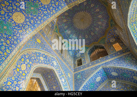 Plafond de portail d'entrée à Isfahan bleu, mosquée de l'Imam, l'UNESCO, Isfahan, Iran, Moyen-Orient Banque D'Images