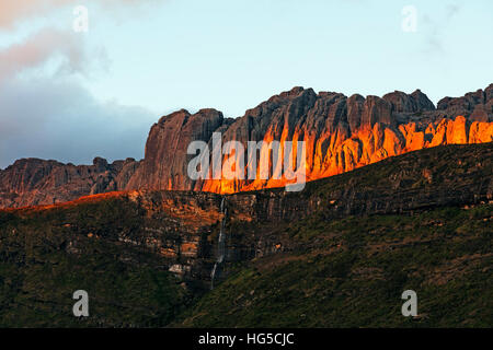 Chute d'eau au lever du soleil, le Parc National de l'Andringitra, Ambalavao, zone centrale Banque D'Images