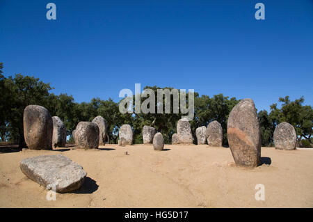 Les cercles de pierres mégalithiques, de 5000 à 4000 avant J.-C., Almendres Cromlech, près d'Evora, Portugal Banque D'Images