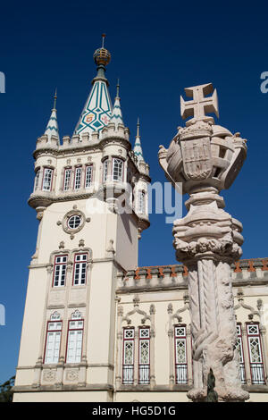 Partie supérieure de Fountan gothique en premier plan avec Hôtel de Ville Tour en arrière-plan, l'UNESCO, Sintra, Portugal Banque D'Images